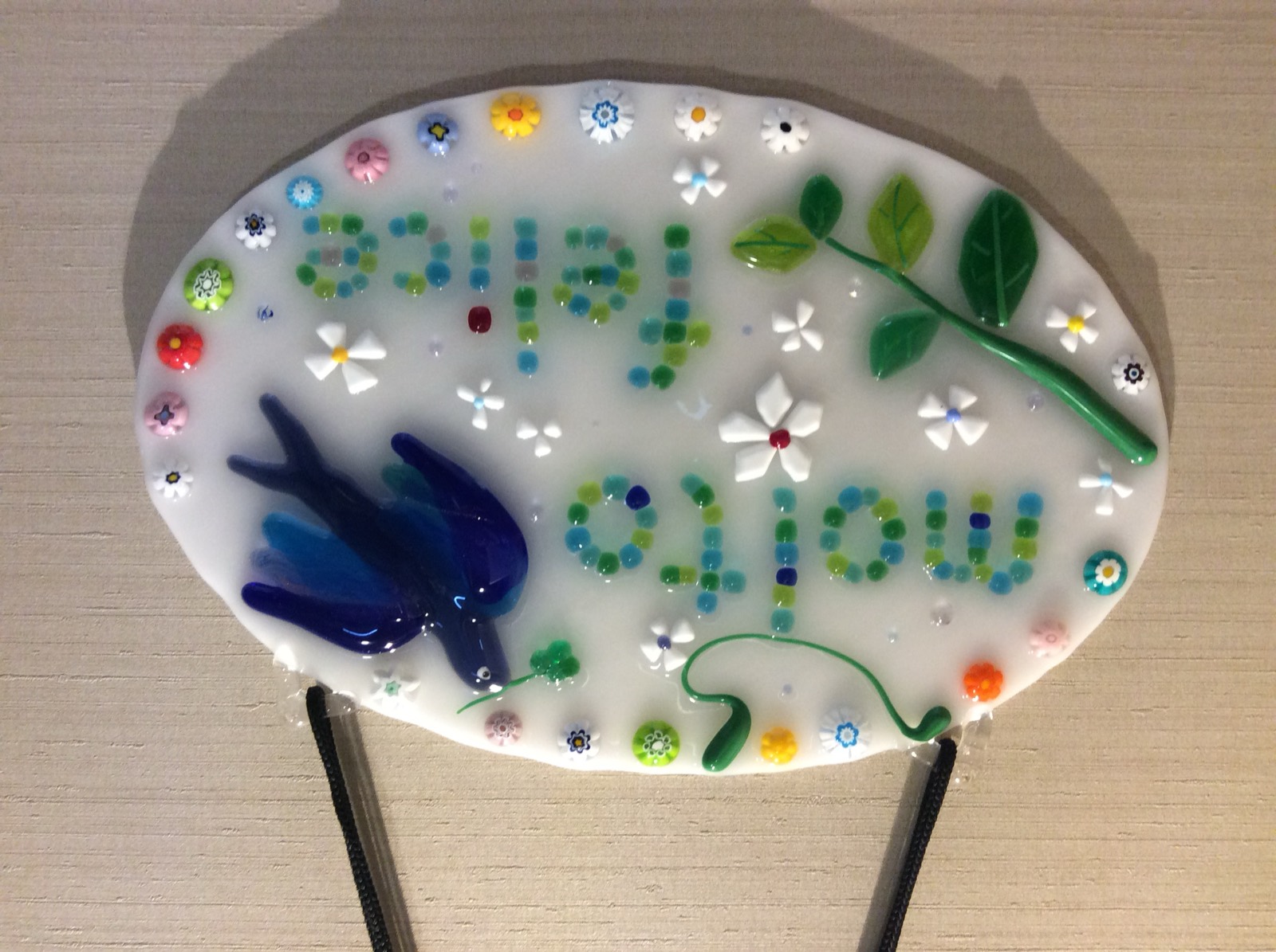 ガラスでつくった教室の看板「molto felice」
