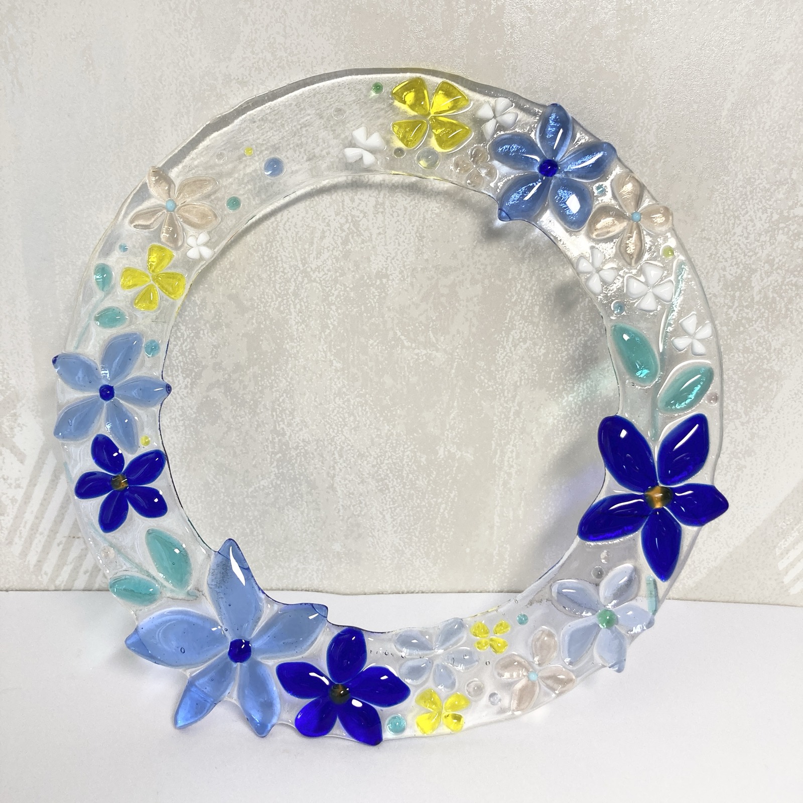 ガラスでつくった花のリース